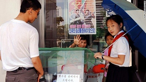 Trẻ em Triều Tiên ăn kem vào một ngày hè nóng bức